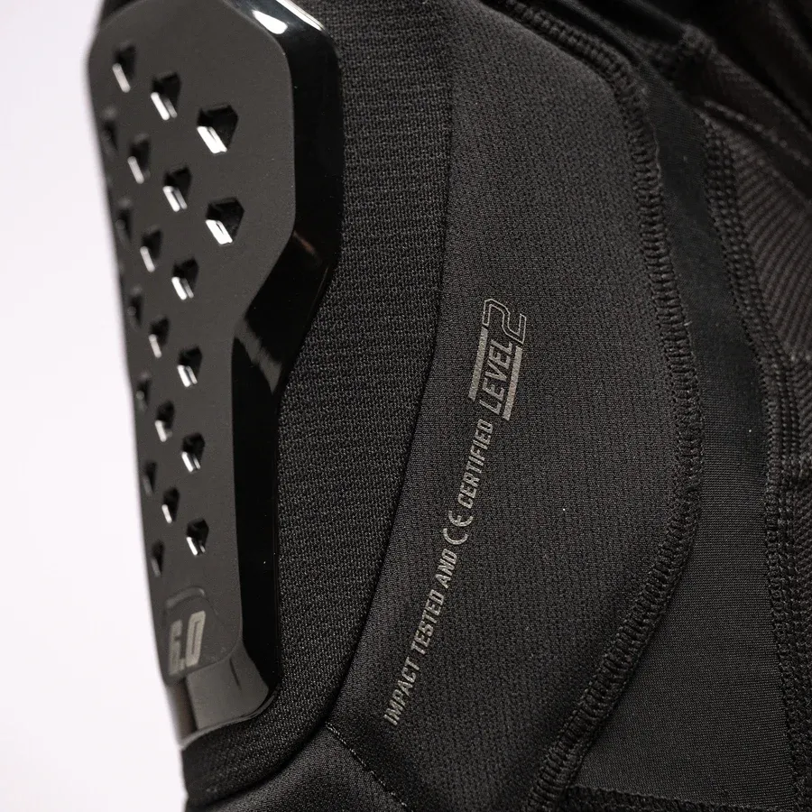 Leatt_Protection_KneeGuard_6.0EVO_Black_Mood10_50260111210_2eaec4f4-0441-4d16-b440-8e029d8cdefc.webp