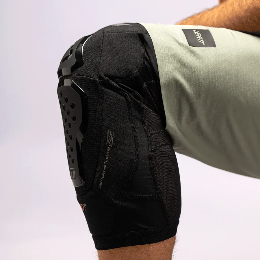 Leatt_Protection_KneeGuard_6.0EVO_Black_Mood9_50260111210_2c2fcb12-e52d-434b-b9c1-f3aab8554120.webp
