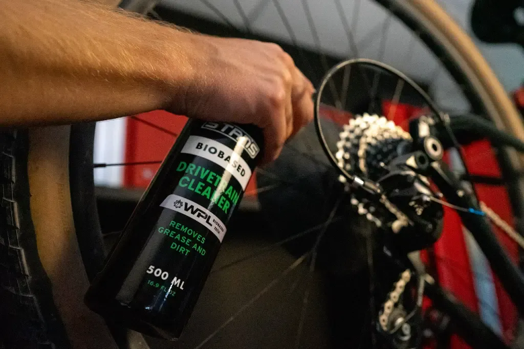 LC0056_STAN_S_BIOBASED_DRIVETRAIN_CLEANER_500ML_-_SPRAYING.webp