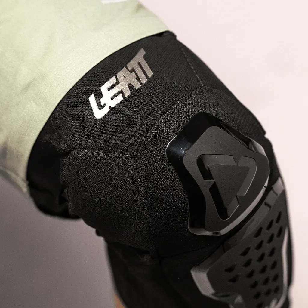 Leatt_Protection_KneeGuard_6.0EVOEXT_Black_Mood7_50260111060_73f423ef-4bdb-43f9-aa5e-14f302f16212.webp