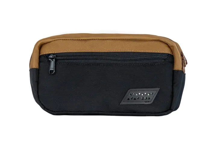 [HIPPACK2.5R02] CANGURERA KMA HIP PACK 2.5L RESORTE (NEGRO/DORADO)